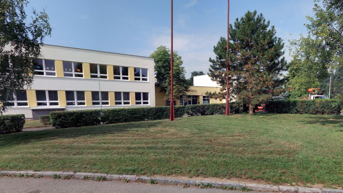 Žák čtvrté třídy v Praze napadl a zranil učitelku
